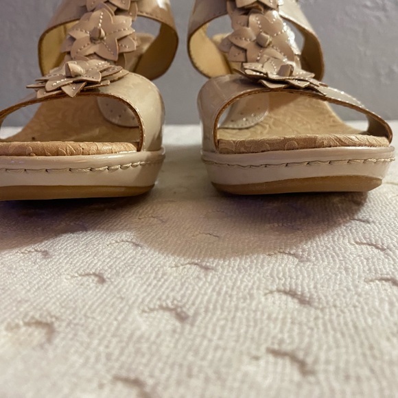 BORN Nude patent leather sandals with 3-D flower embellishments - Picture 4 of 16